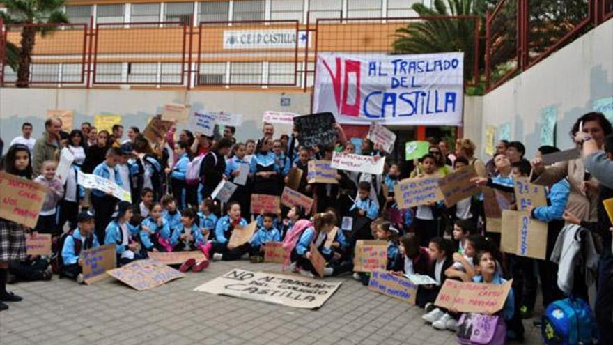 Alumnos y padres durante la protesta de ayer. i LP/DLP