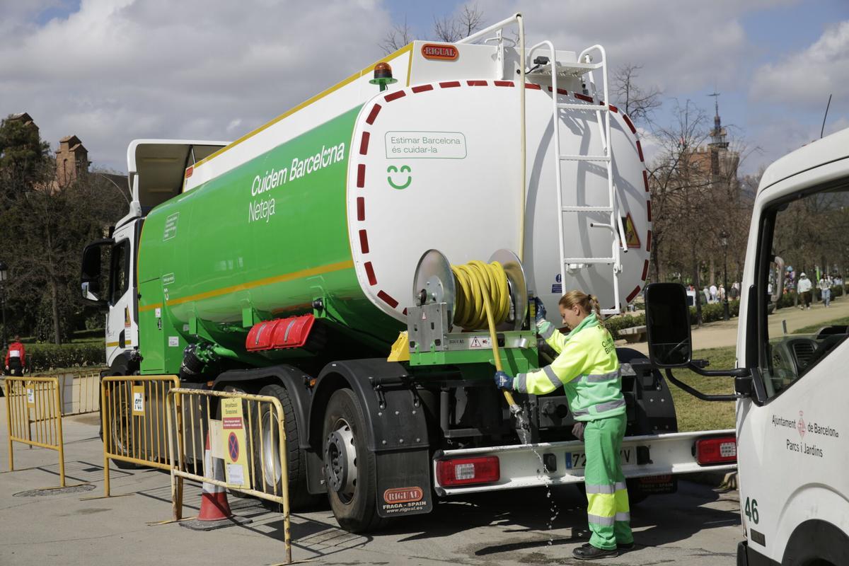 BARCELONA 04/04/2023 Barcelona. Nuevo sistema de distribución de agua freática para los servicios de limpieza y parques y jardines. Hasta ahora, los camiones se abastecían directamente de los hidrantes para los usos habituales, pero con la situación de sequía, por primera vez se ha tenido que poner en marcha un sistema de distribución que opere en más puntos del territorio. Este nuevo sistema se realiza con un camión cisterna de grandes dimensiones que abastece a los vehículos más pequeños tanto de limpieza como de usos de parques y jardines. FOTO de RICARD CUGAT