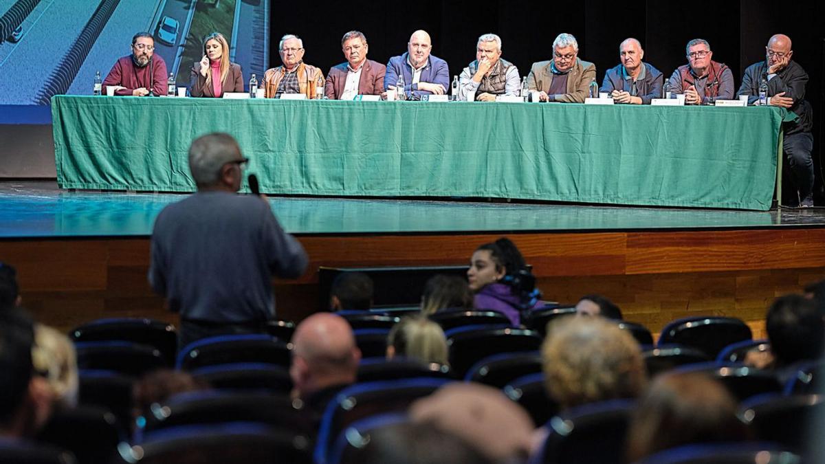 Un ciudadano pregunta sobre el proyecto ‘Dreamland’ en la reunión celebrada en Auditorio de Puerto del Rosario.