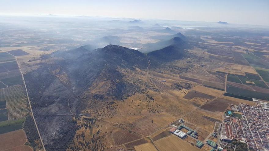 El incendio en Arroyo de San Serván evoluciona bien, pero sigue activo