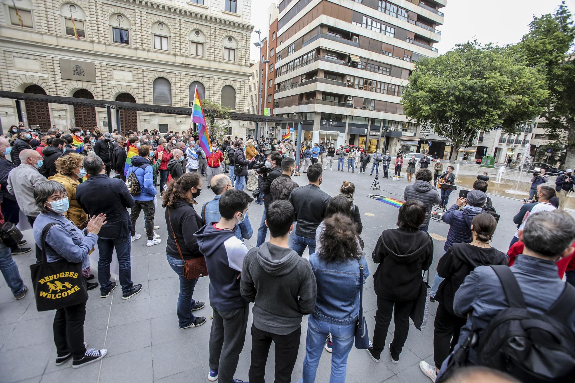 Concentración en contra de la agresión homófoba en el monte Tossal de Alicante