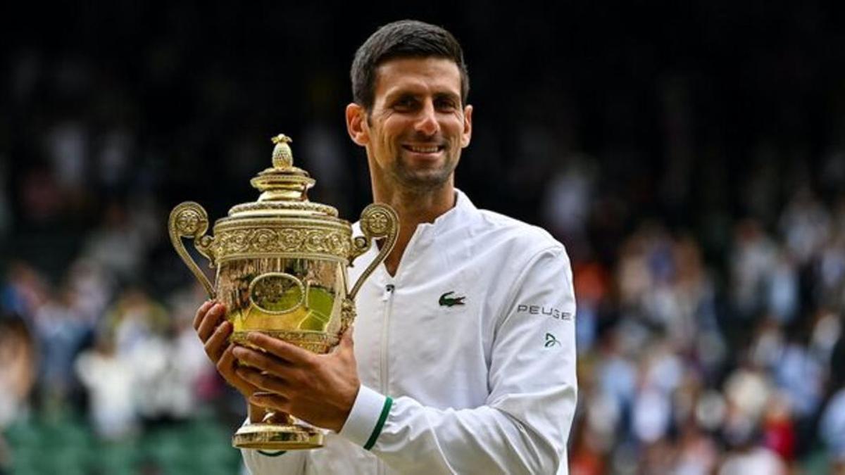 Novak Djokovic, con el trofeo de Wimbledon 2022.