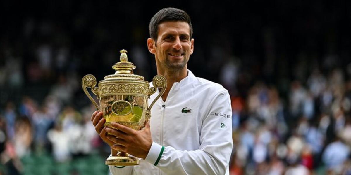 Novak Djokovic, con el trofeo de Wimbledon 2022.