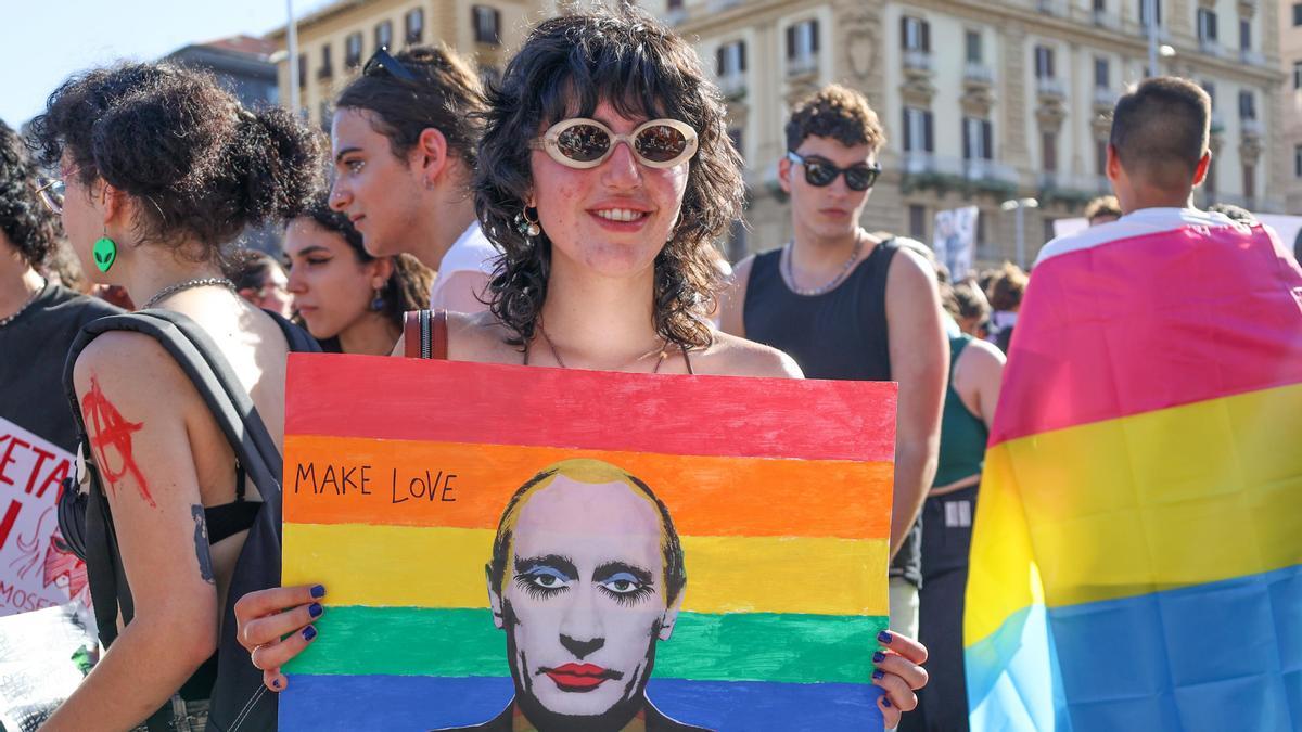 Imagen de Vladimir Putin en la manifestación del orgullo gay en Nápoles.
