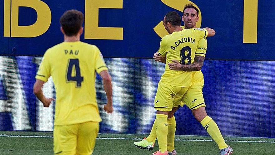 Cazorla felicita a Alcácer, autor de uno de los goles del Villarreal.