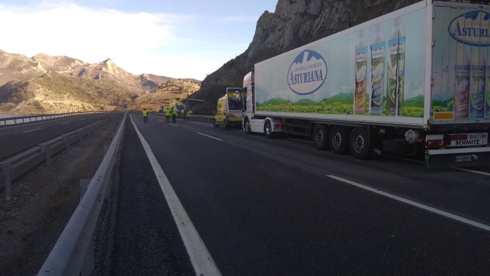 La autopista del Huerna, cortada por un accidente en Barrios de Luna