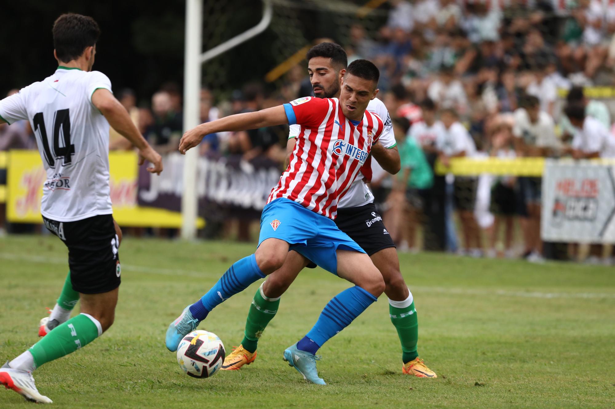 En imágenes: El Sporting vence por 1-0 frente al Racing de Santander en un partido amistoso