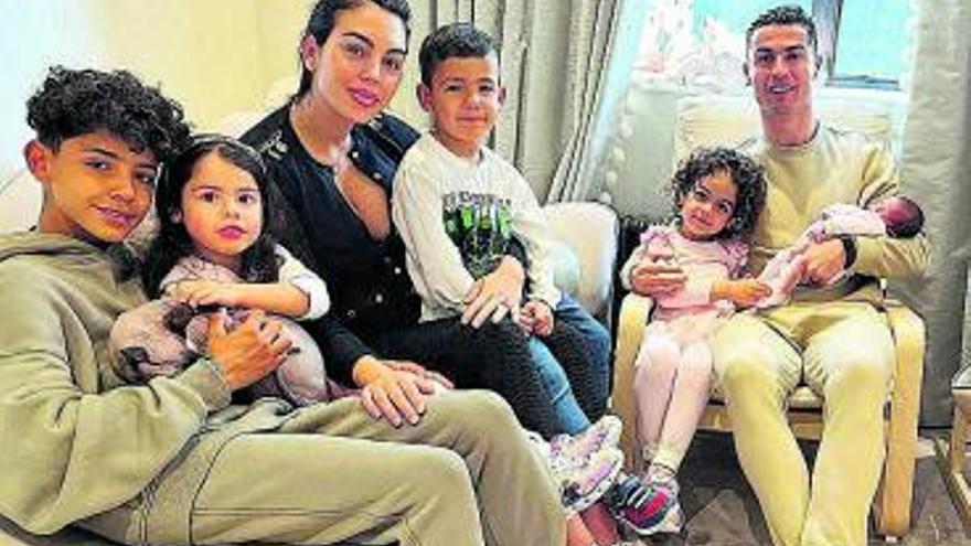 Foto de familia que Cristiano y Georgina han compartido en redes.  | // INSTAGRAM