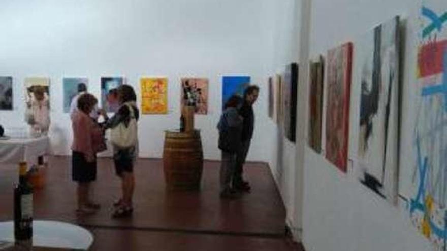 Visitantes admiran una de las exposiciones de Bodegas Fariña.