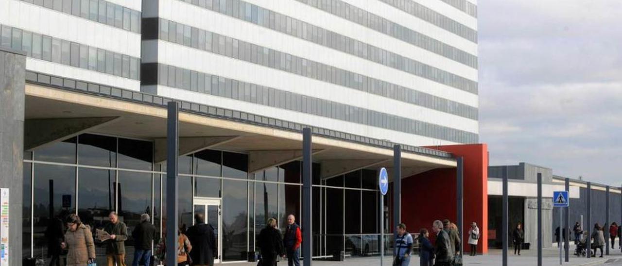 Fachada del edificio de hospitalización del Hospital Universitario Central de Asturias (HUCA).