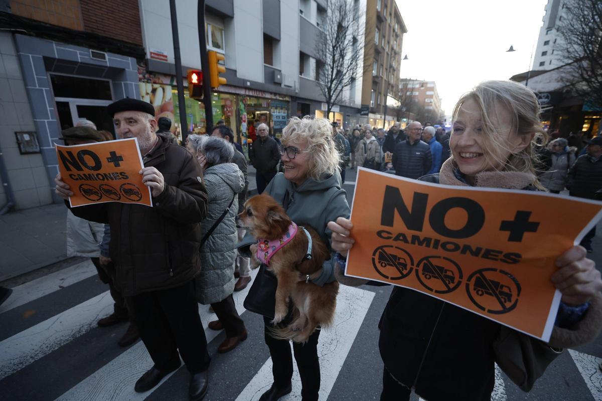 Movilización vecinal por los camiones en La Calzada.