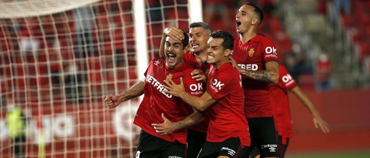 Abdón celebra con Oliván, Sevilla y Russo el gol ante el Alcorcón.