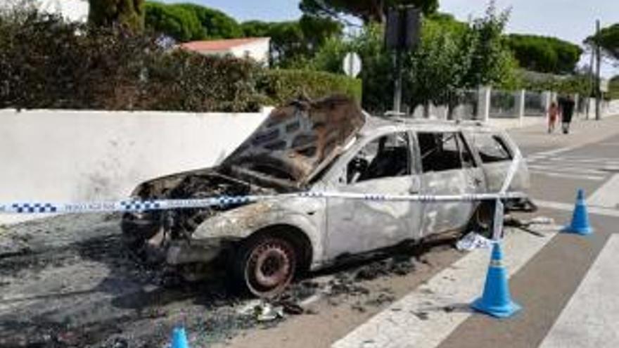 S&#039;incendia un cotxe en topar contra un fanal, a l&#039;Escala