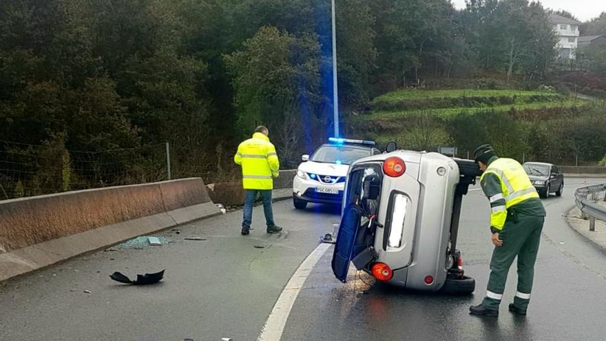 La Guardia Civil, junto al coche volcado en O Carballiño. // FdV