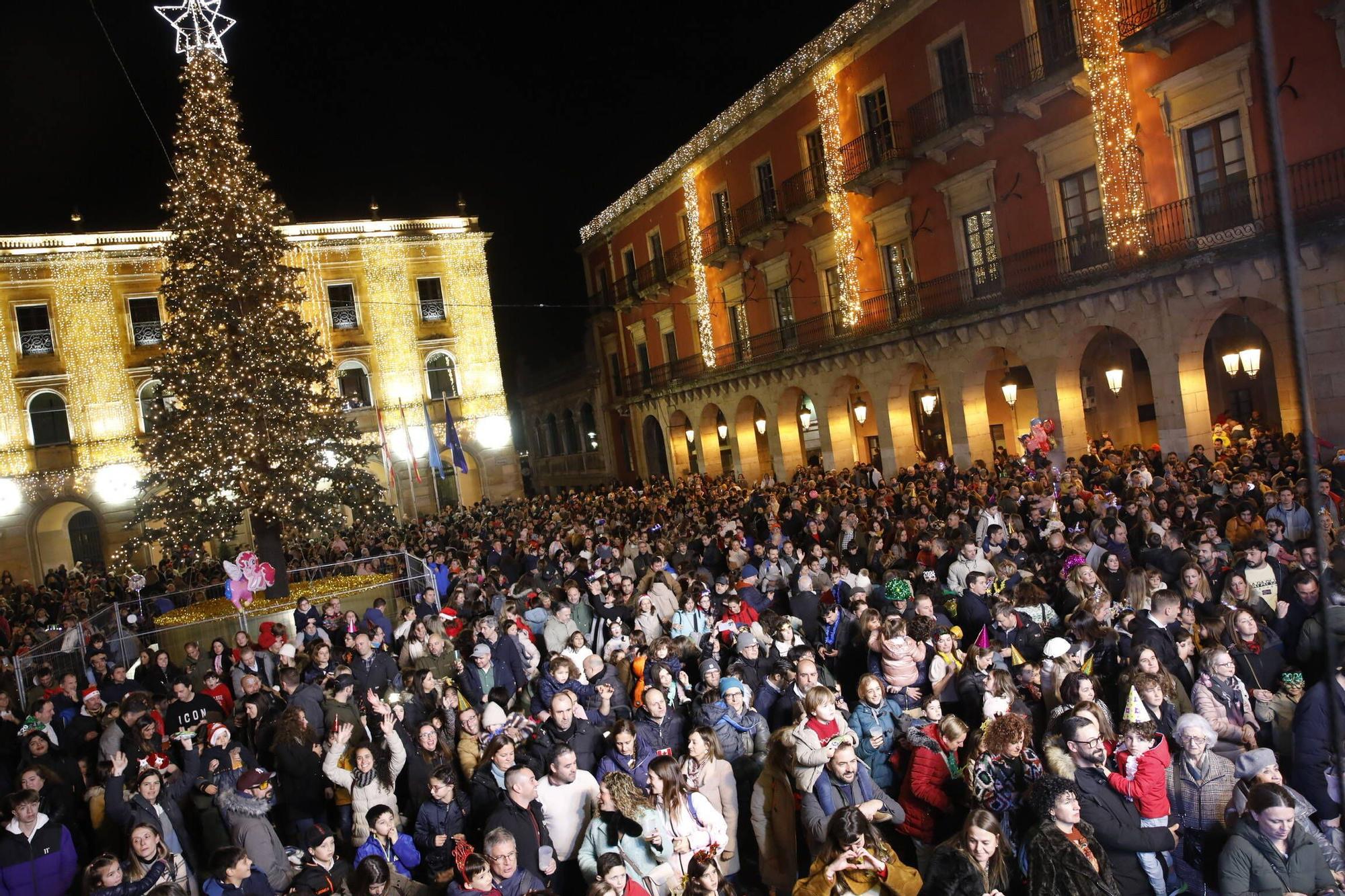 En imágenes: así han celebrado los más pequeños las 'Pequecampanadas' en la Plaza Mayor