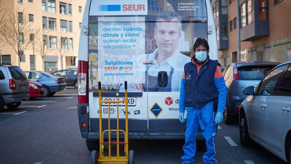 Los repartidores autónomos de Seur continúan trabajando durante el periodo de confinamiento.