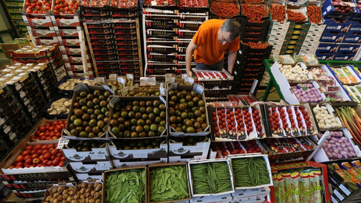 Una parada de frutas en Mercabarna.