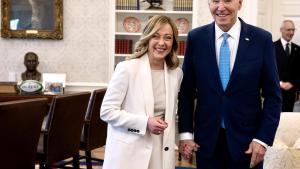 La primera ministra italiana, Giorgia Meloni, y el presidente de EEUU, Joe Biden, se dan la mano durante un momento de su reunión en la Casa Blanca el pasado viernes.