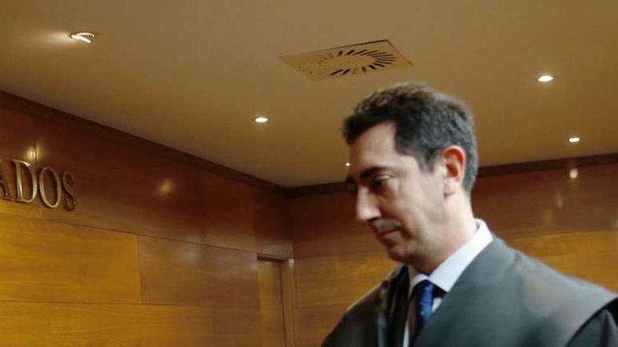 Ignacio Fernández Sarasola, ayer, durante su nombramiento en el Colegio de Abogados de Oviedo.