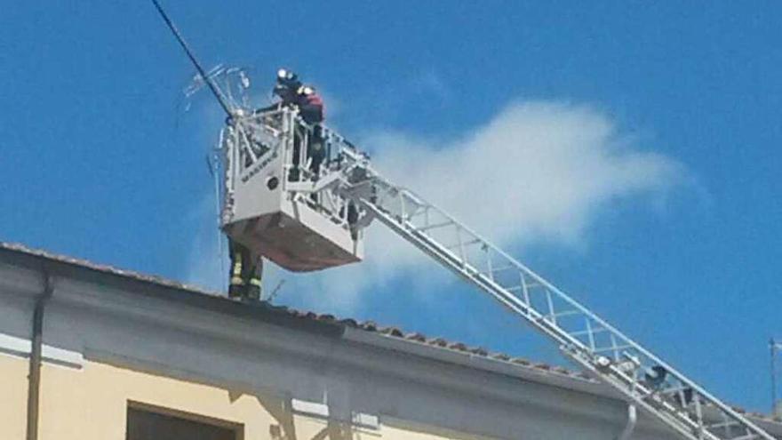 Los bomberos retiran una antena de la Plaza Mayor