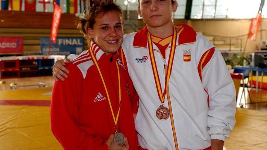 Sánchez y Serrano posan con sus medallas en Madrid.