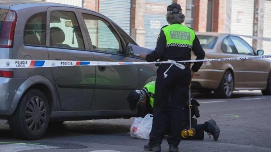 Agentes durante una investigación en la vía pública.