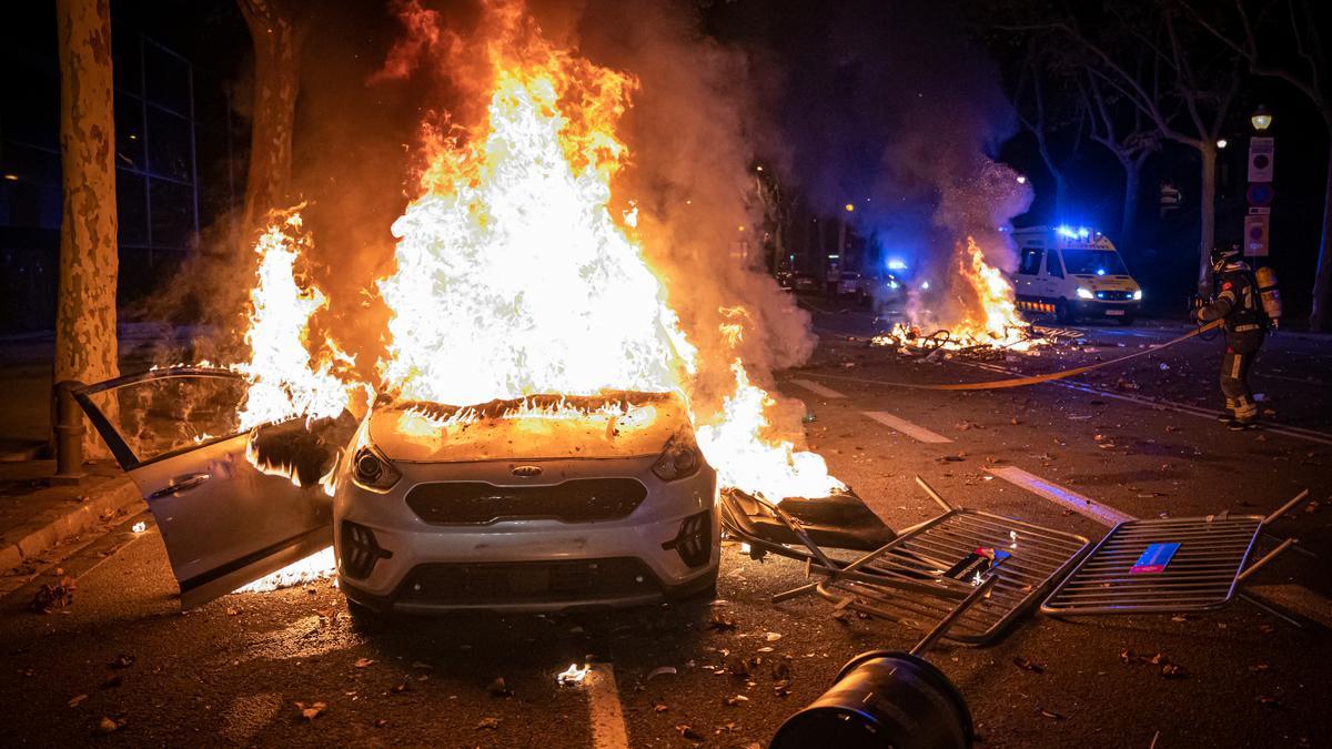 Batalla campal en el macrobotellón de la Mercè en Maria Cristina