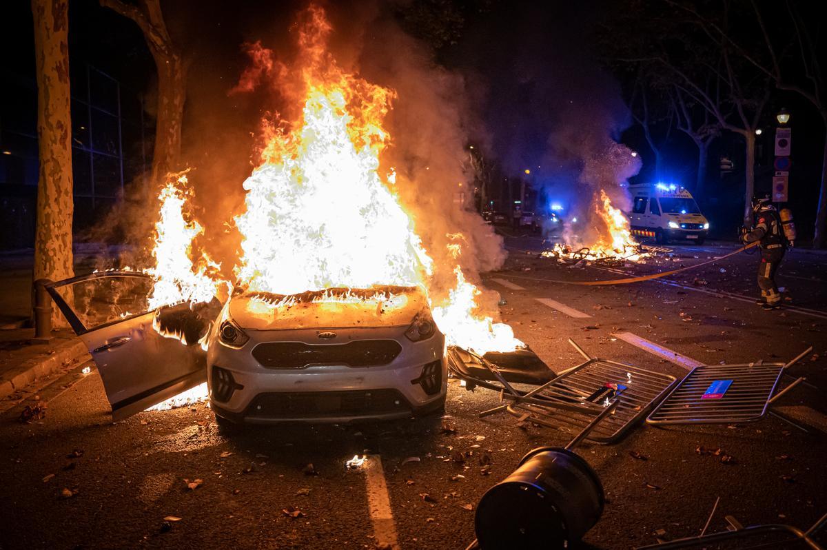 Un altre ‘macrobotellon’ acaba en batalla campal i enterboleix la festa de la Mercè