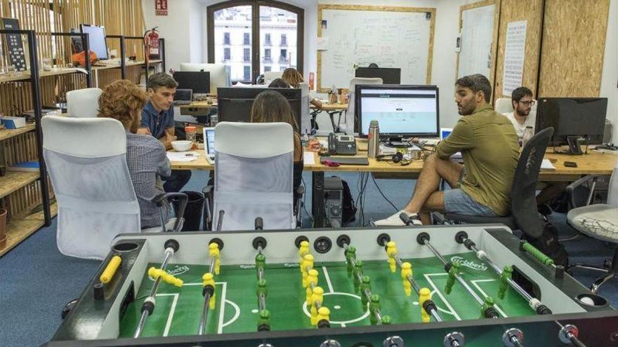 Hamacas y futbolín en el curro