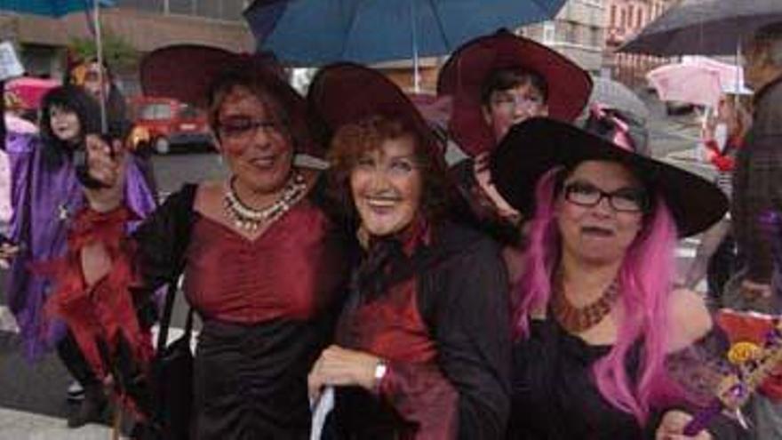 Carmen, Paqui y Soraya, ayer, bajo la lluvia. i ADOLFO MARRERO