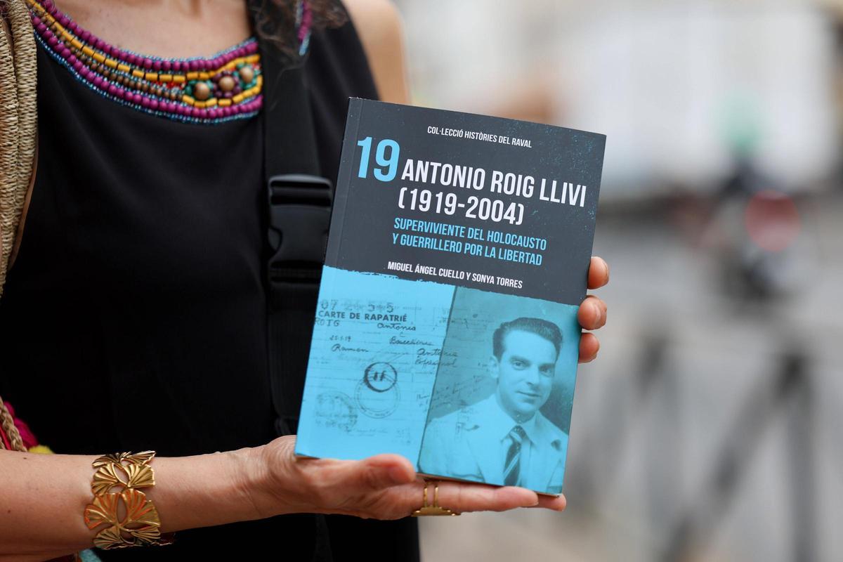 Sonya Torres sostiene su libro en el centro de Vila.