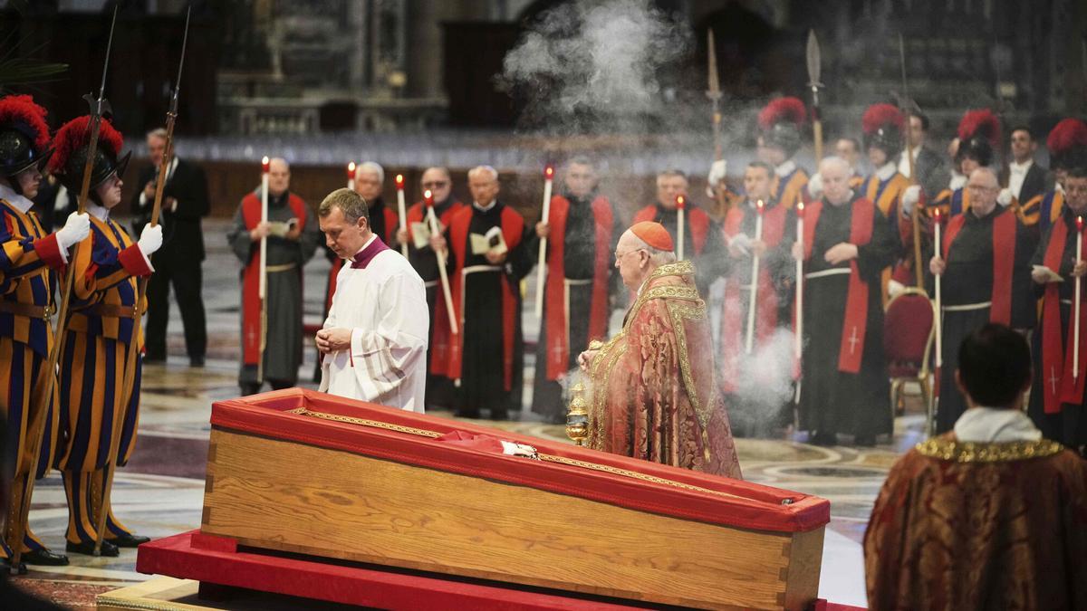 El traslado del féretro del papa Francisco a la basílica de San Pedro, en imágenes