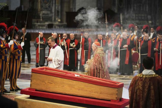 El traslado del féretro del papa Francisco a la basílica de San Pedro, en imágenes