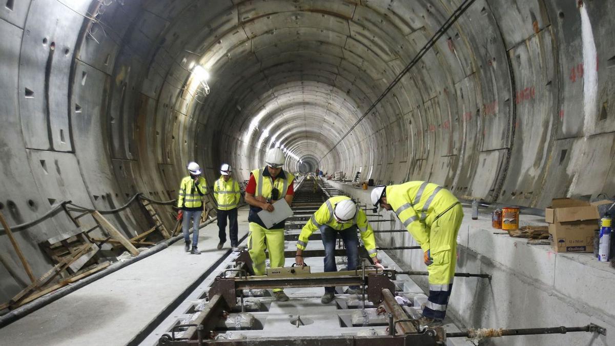 Montaje de vía del túnel de acceso a Vigo en As Maceiras en septiembre de 2014. |   // R. GROBAS