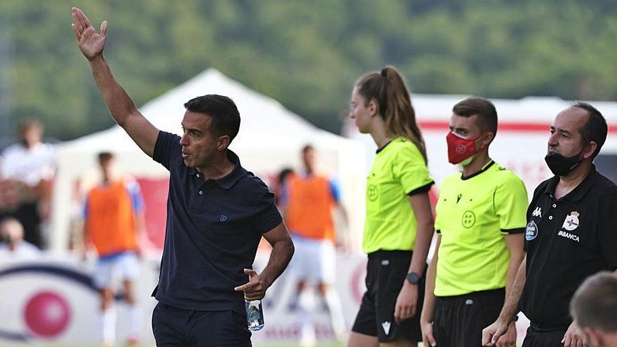 Borja Jiménez da instrucciones desde la banda ayer en Calahorra. |  // LOF