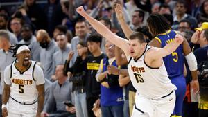 Jokic celebrando su canasta en el último suspiro