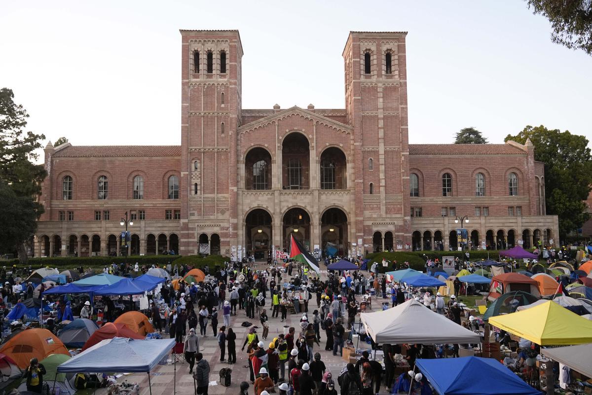 Demonstrators walk in an encampment on the UCLA campus after clashes between pro-Israel and pro-Palestinian groups, Wednesday, May 1, 2024, in Los Angeles. (AP Photo/Jae C. Hong) Associated Press/LaPresse / EDITORIAL USE ONLY/ONLY ITALY AND SPAIN
