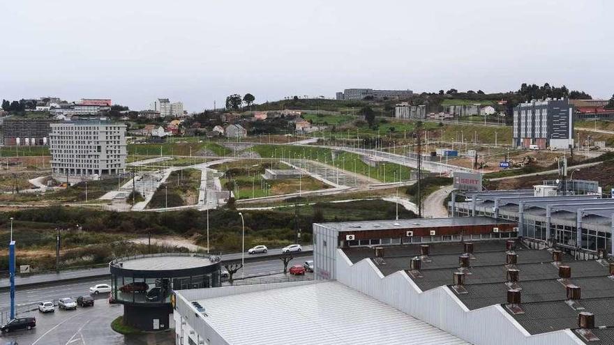 Al fondo, las obras del parque ofimático con dos de los edificios de cooperativas levantados.