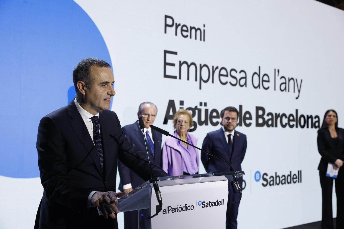 Ciril Rozman, vicepresidente de Aigües de Barcelona, interviene tras recoger el Premi Empresa de l’Any para Aigües de Barcelona. Tras él, Javier Moll, Arantza Sarasola y Pere Aragonès, que le entregaron el galardón