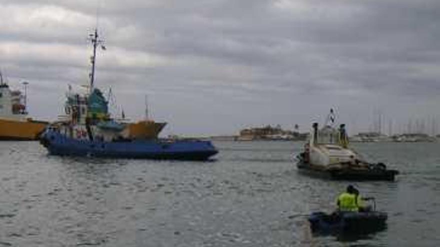 El pequeño barco fue remolcado.