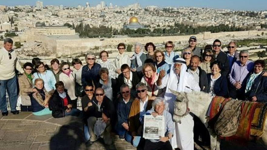 Un grup de gironins viatja per Terra Santa amb el pintor Lluís Roura