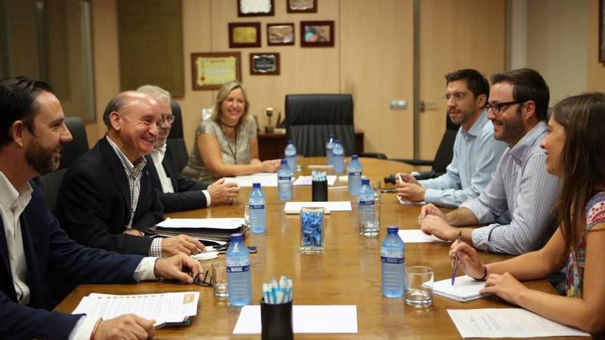 Los representantes de la asociación y el Ayuntamiento reunidos antes de la visita.