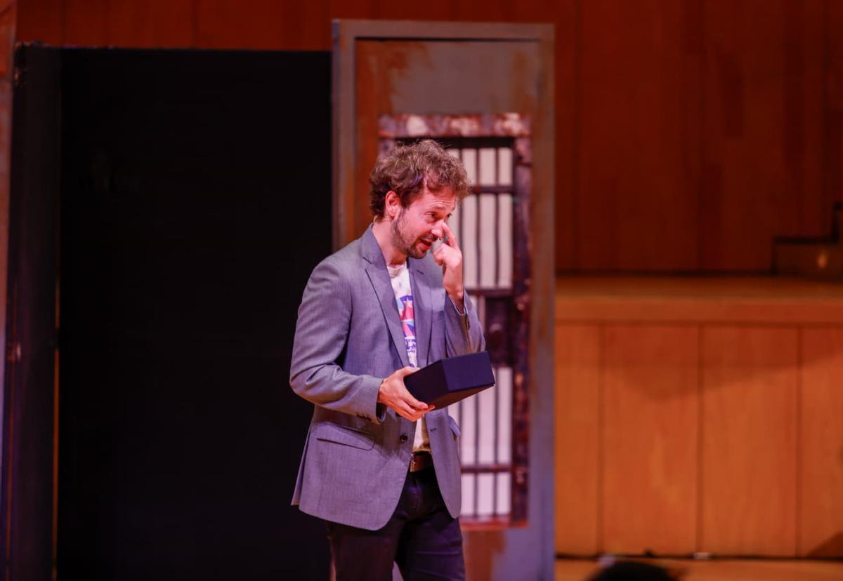 Rui Díaz, con el Premio Criticón por su novela 'La casa del árbol'.