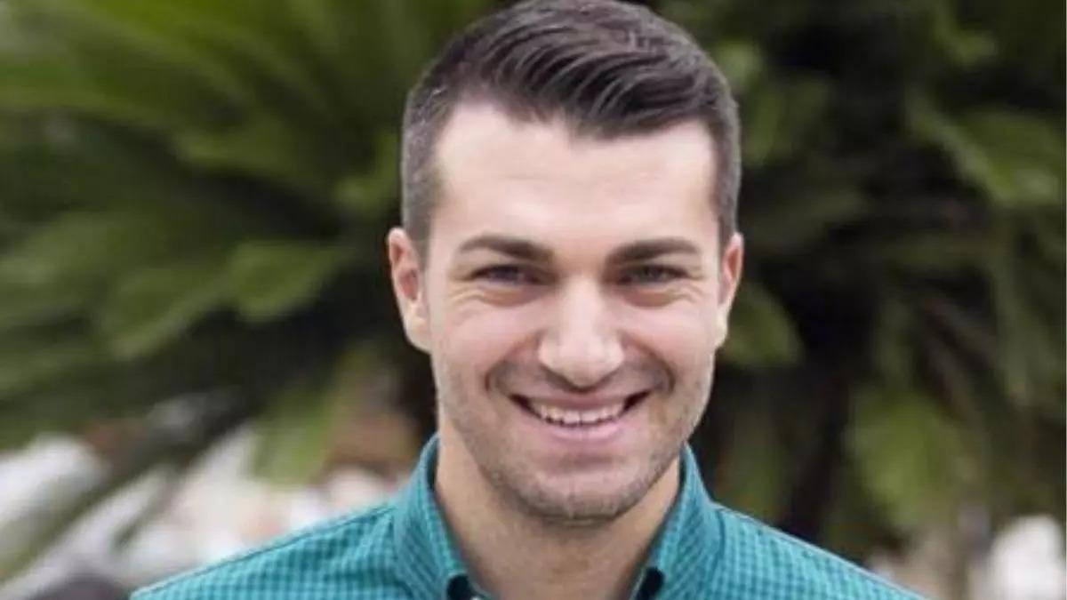 El traumatólogo murciano Juanjo López No debemos corregir a un niño que se sienta en W y pedirle que se siente en forma de indio