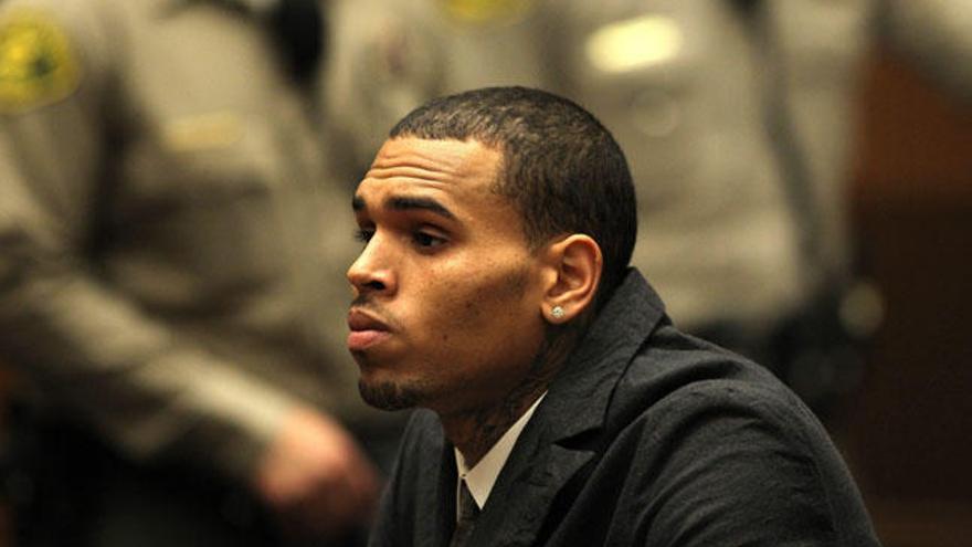 Chris Brown, acusado de incumplir su condena