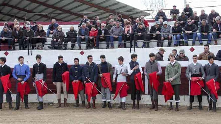 Los 15 jóvenes toreros posaban ayer en el coso de San Miguel de la Ribera.