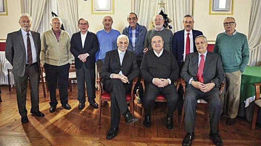 Foto de familia de los antiguos alumnos del Colegio Corazón de María y del Instituto Claudio Moyano que se reunieron un año más para cenar, como cada 28 de diciembre.