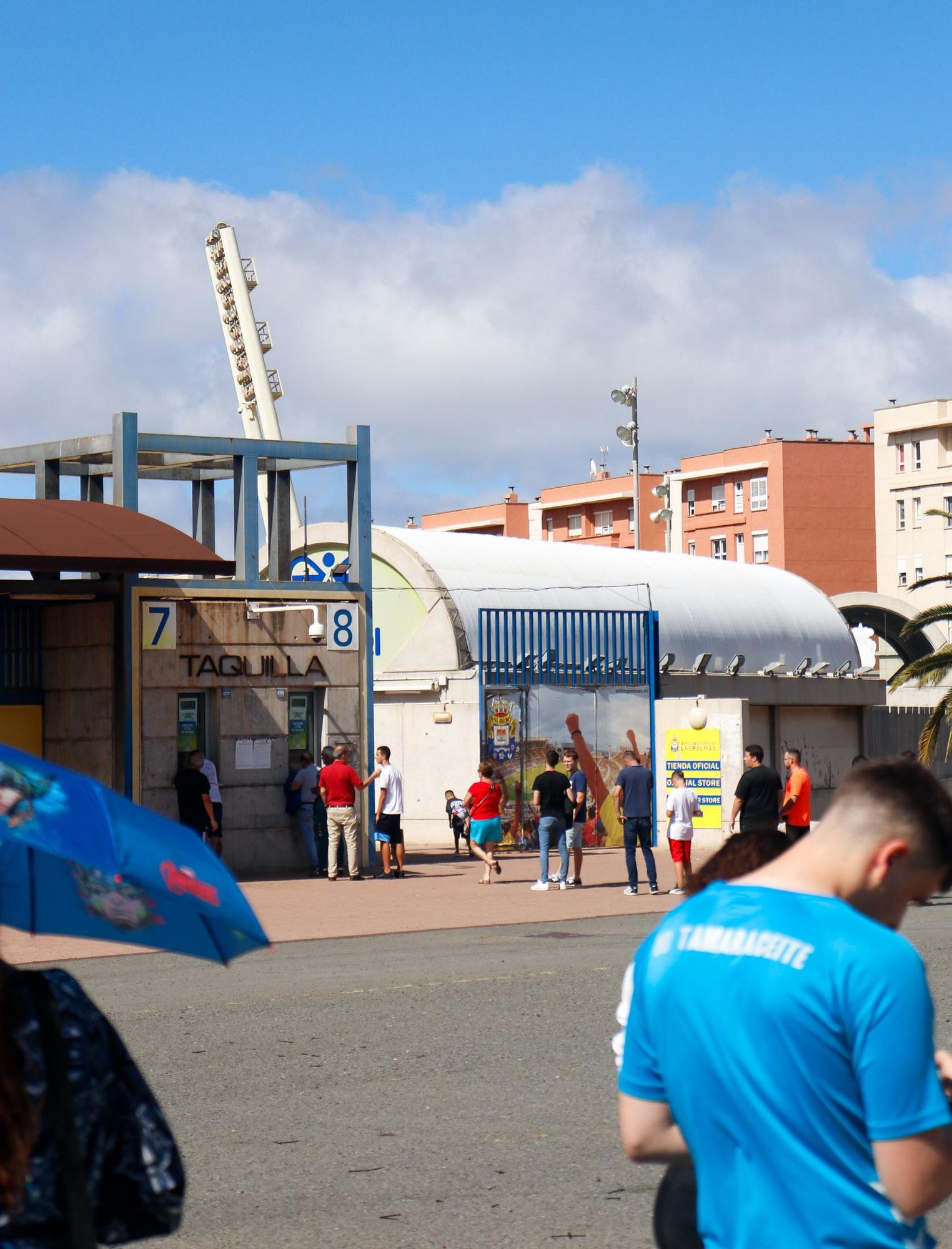 Colas en la taquilla del Estadio de Gran Canaria para comprar entradas del partido UD Las Palmas - Oviedo