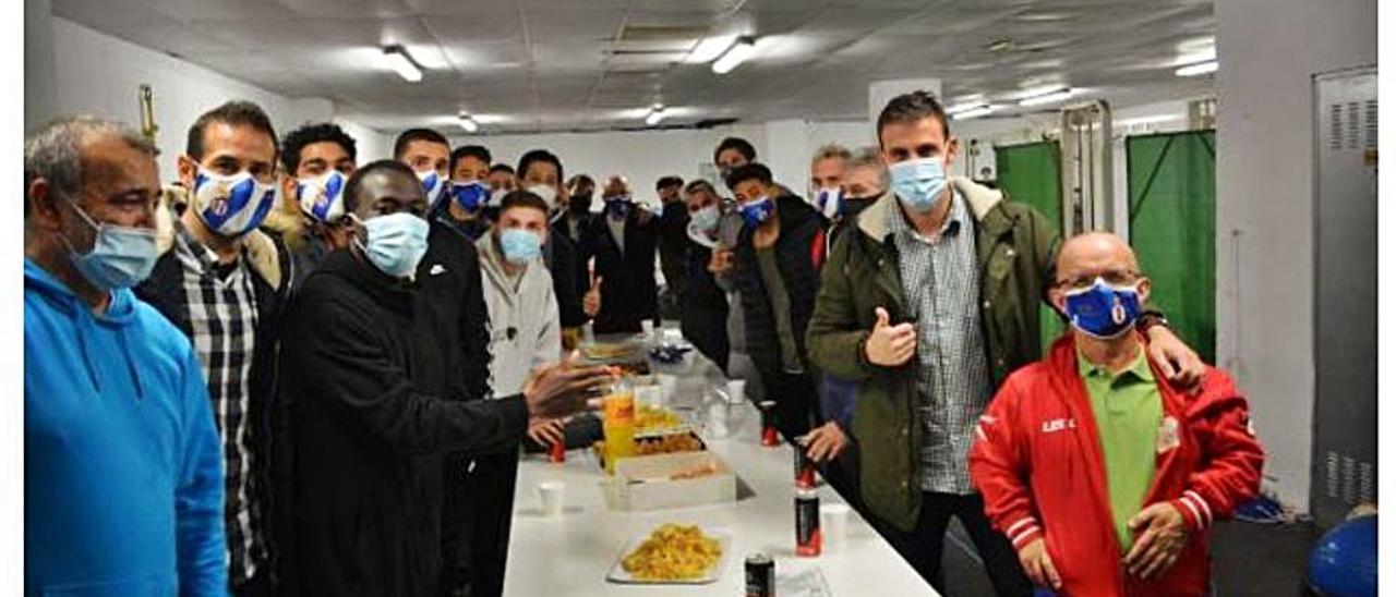 Jugadores y técnicos del Avilés, en la polémica celebración. | Real Avilés