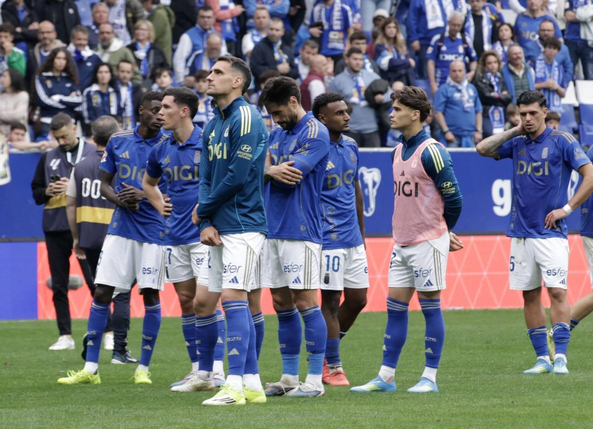 Los jugadores del Real Oviedo tras el partido ante el Elche en el Carlos Tartiere.